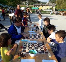 Šah je zanimiva igra tudi za mlade. 